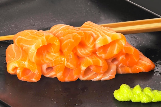 Vista de ángulo alto de sushi en plato
