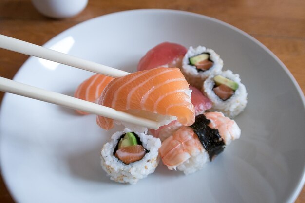 Vista en ángulo alto del sushi en el plato