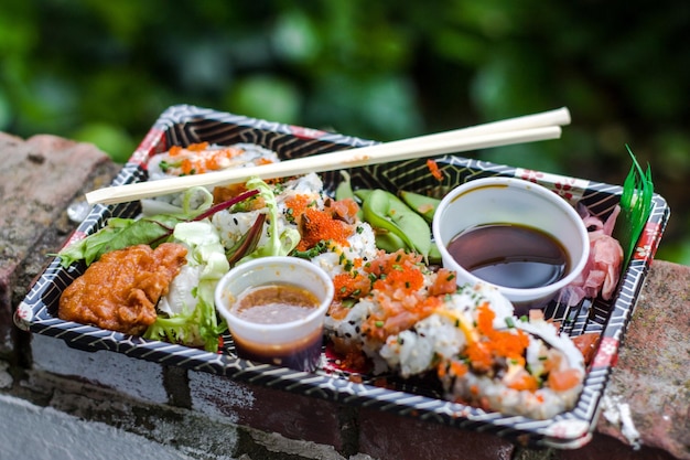 Vista de ángulo alto de sushi en un recipiente en la pared