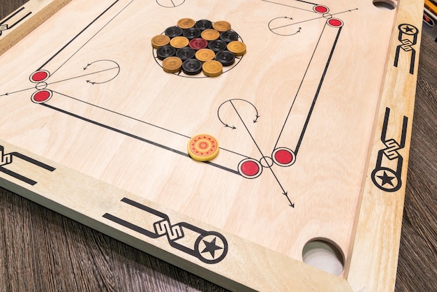 Vista de ángulo alto de la tabla de carrom