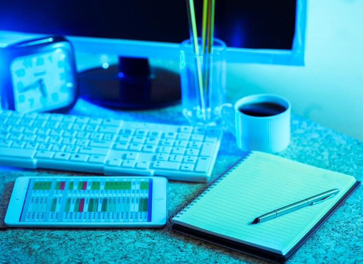 Foto vista de ángulo alto de la tableta digital y libro por computadora en la mesa