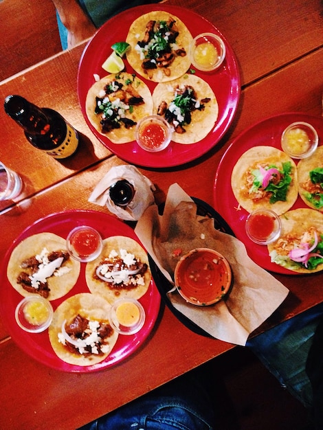 Vista de ángulo alto de los tacos servidos en platos en la mesa