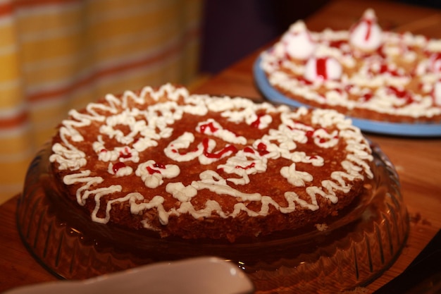 Foto vista de ángulo alto de la tarta decorada en la mesa