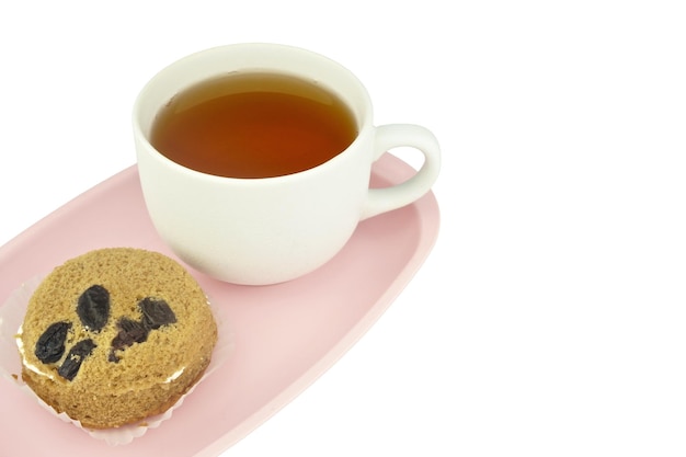 Foto vista de ángulo alto de la taza de café y las galletas contra un fondo blanco