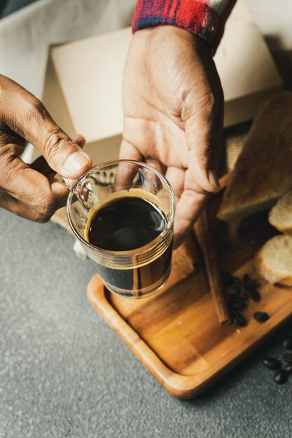 Foto vista de ángulo alto de la taza de café en la mano