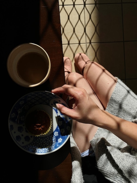 Vista de ángulo alto de la taza de café en la mano