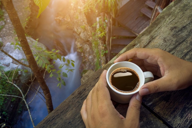 Foto vista de ángulo alto de la taza de café en la mano