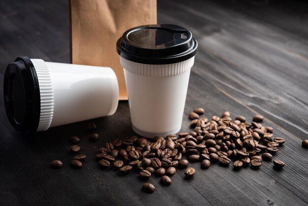 Vista de ángulo alto de la taza de café en la mesa