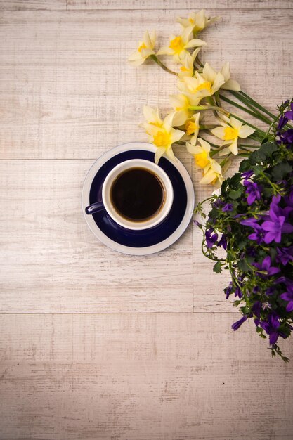 Foto vista de ángulo alto de la taza de café en la mesa