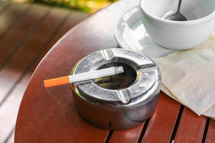 Foto vista de ángulo alto de la taza de café en la mesa