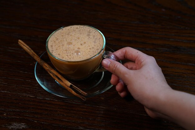 Vista de ángulo alto de la taza de café en la mesa