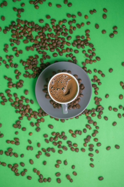 Foto vista de ángulo alto de la taza de café en la mesa