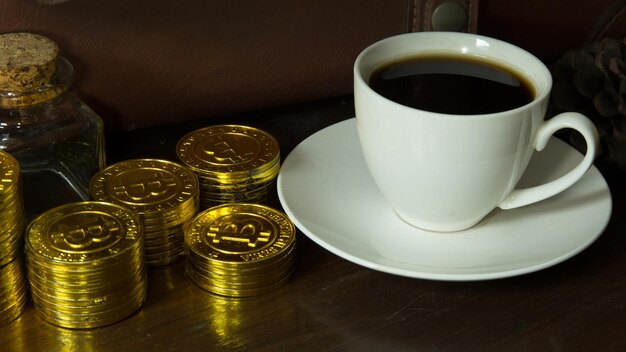 Foto vista de ángulo alto de la taza de café en la mesa