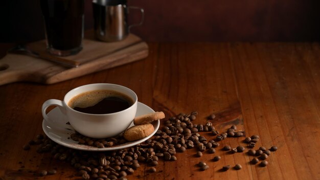 Vista de ángulo alto de la taza de café en la mesa