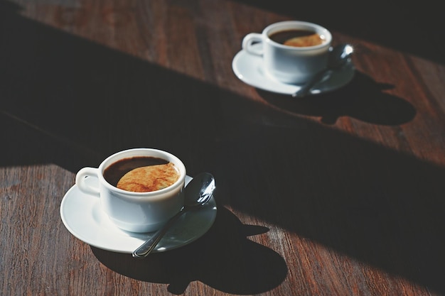 Vista de ángulo alto de la taza de café en la mesa