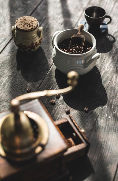 Foto vista de ángulo alto de la taza de café en la mesa