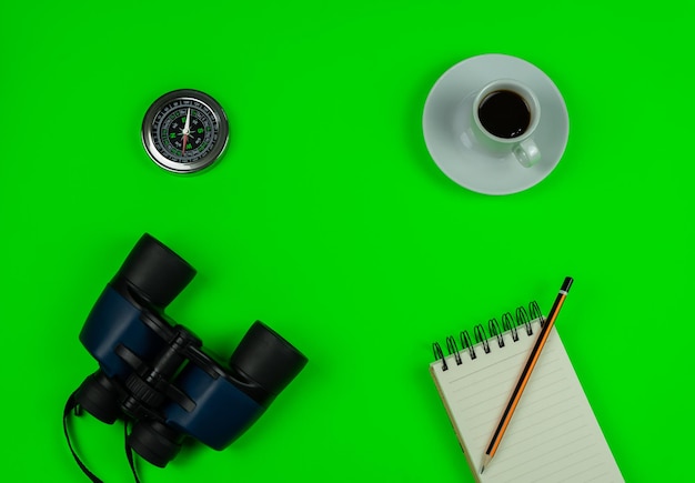 Foto vista de ángulo alto de la taza de café en la mesa