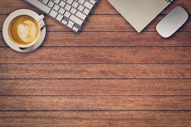 Vista de ángulo alto de la taza de café en la mesa
