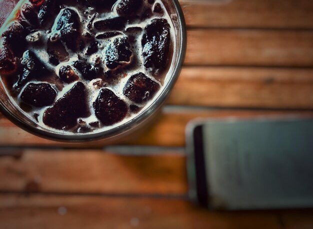 Foto vista de ángulo alto de la taza de café en la mesa