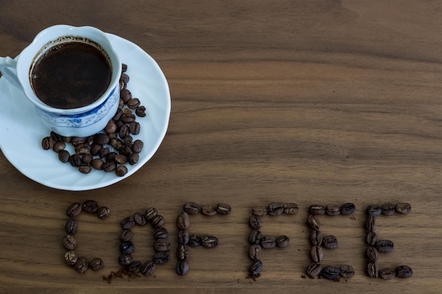 Vista de ángulo alto de la taza de café en la mesa