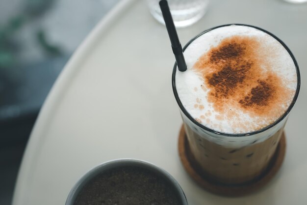 Vista de ángulo alto de la taza de café en la mesa