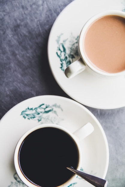 Vista de ángulo alto de la taza de café en la mesa