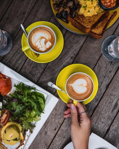 Vista de ángulo alto de la taza de café en la mesa