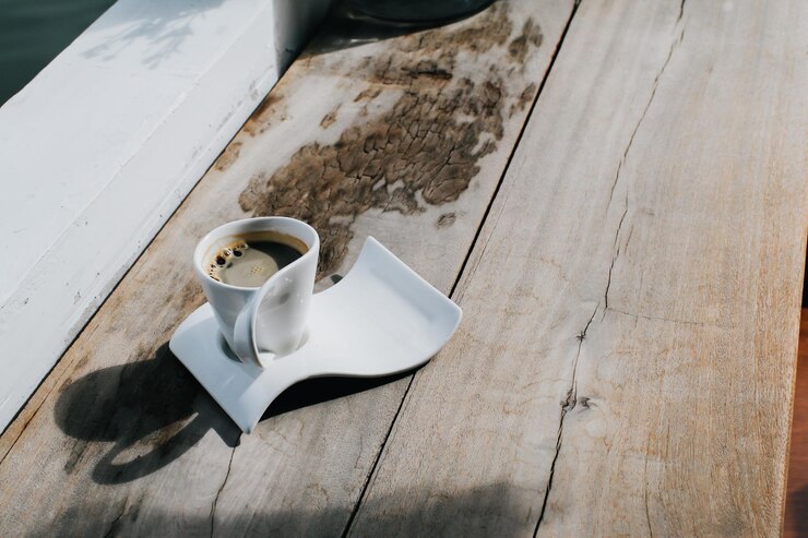 Foto vista de ángulo alto de la taza de café en la mesa