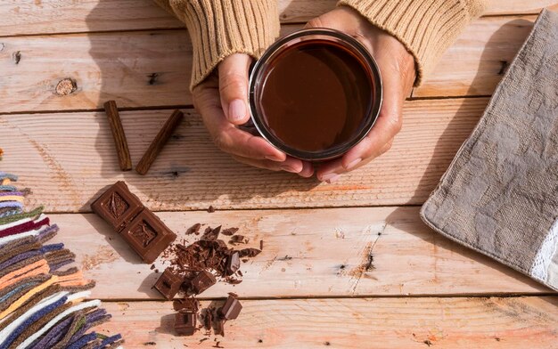 Foto vista de ángulo alto de la taza de café en la mesa