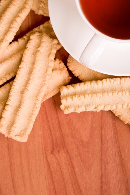 Foto vista de ángulo alto de la taza de café en la mesa