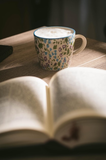 Vista De ángulo Alto De La Taza De Café En La Ropa De Abrigo. Hora de cafe