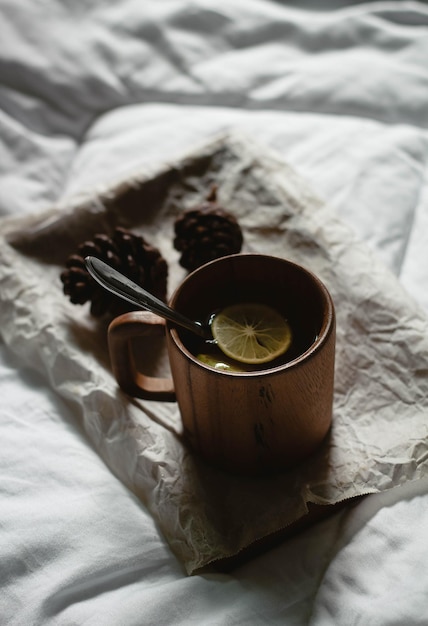 Foto vista de ángulo alto de la taza de té en la cama