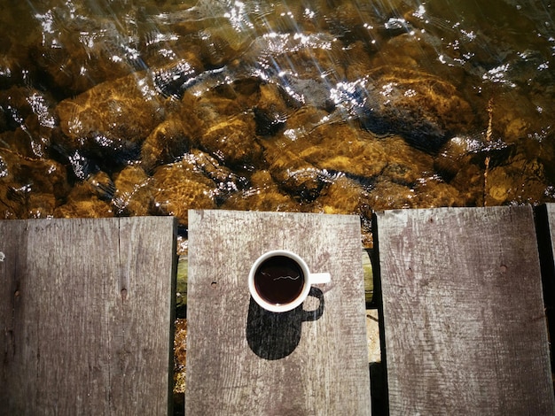 Foto vista de ángulo alto de la taza de té en la mesa de madera