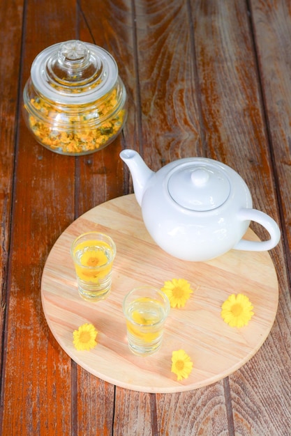 Foto vista de ángulo alto de la taza de té en la mesa