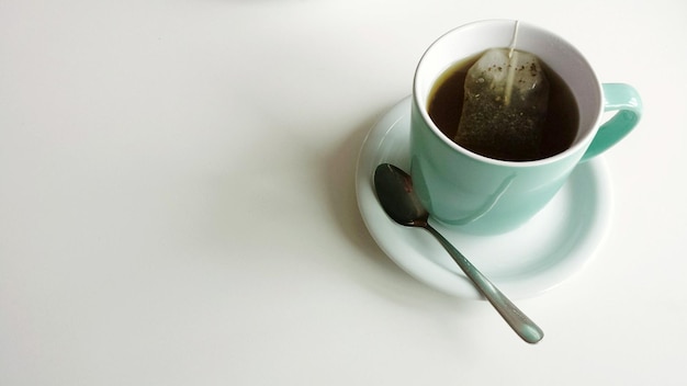 Vista de ángulo alto del té contra un fondo blanco