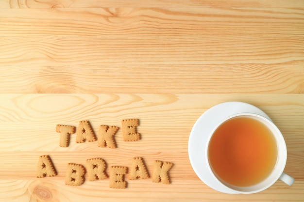 Foto vista de ángulo alto del té en la mesa