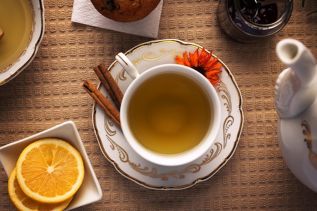 Vista de ángulo alto del té en la mesa