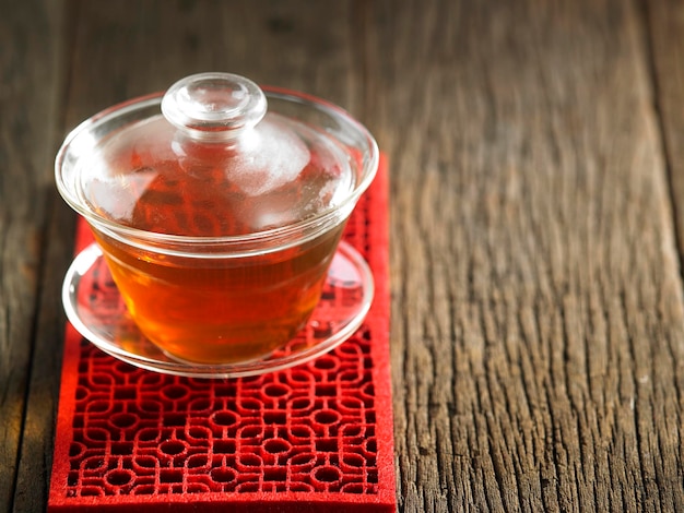 Vista de ángulo alto del té en una taza de vidrio en la mesa