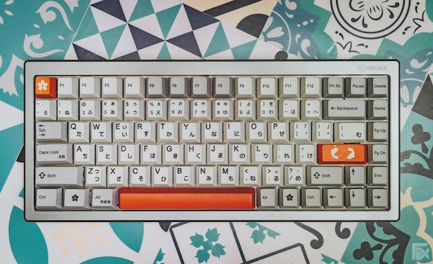 Vista de ángulo alto del teclado de la computadora en la cama