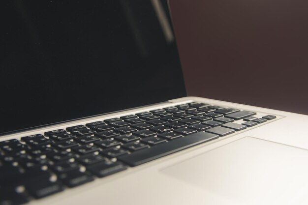 Vista de ángulo alto del teclado de la computadora en la mesa