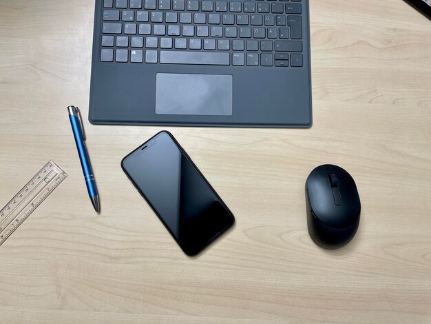 Vista de ángulo alto del teclado de la computadora en la mesa
