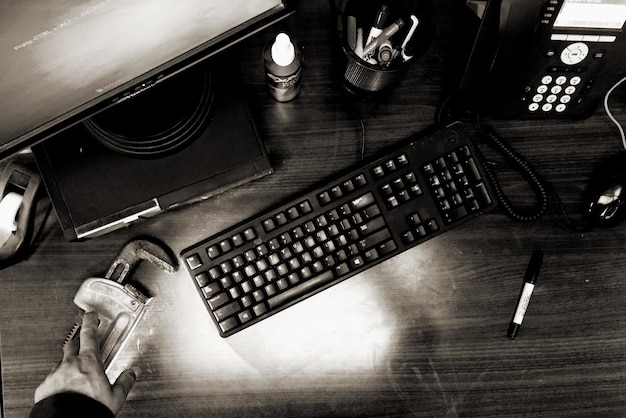 Vista de ángulo alto del teclado de la computadora en la mesa