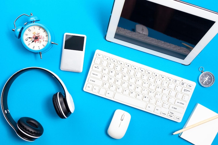 Foto vista de ángulo alto del teclado de la computadora en la mesa