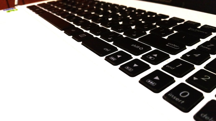 Foto vista de ángulo alto del teclado del portátil