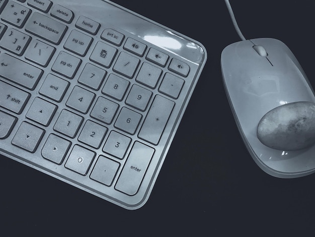 Vista de ángulo alto del teclado con el ratón en la mesa