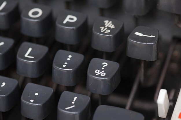 Vista de ángulo alto de las teclas en el teclado de la computadora