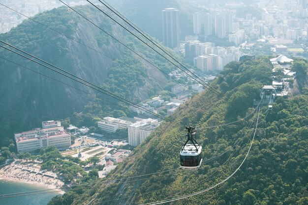 Foto vista de ángulo alto del teleférico aéreo en medio de edificios en la ciudad