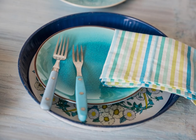 Vista de ángulo alto de tenedores y servilletas en el plato en la mesa en casa