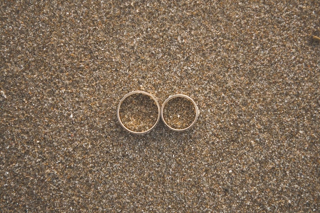 Foto vista de ángulo alto del texto en la arena en la playa