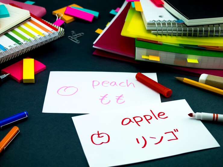 Foto vista de ángulo alto del texto en papel en medio de los libros en la mesa